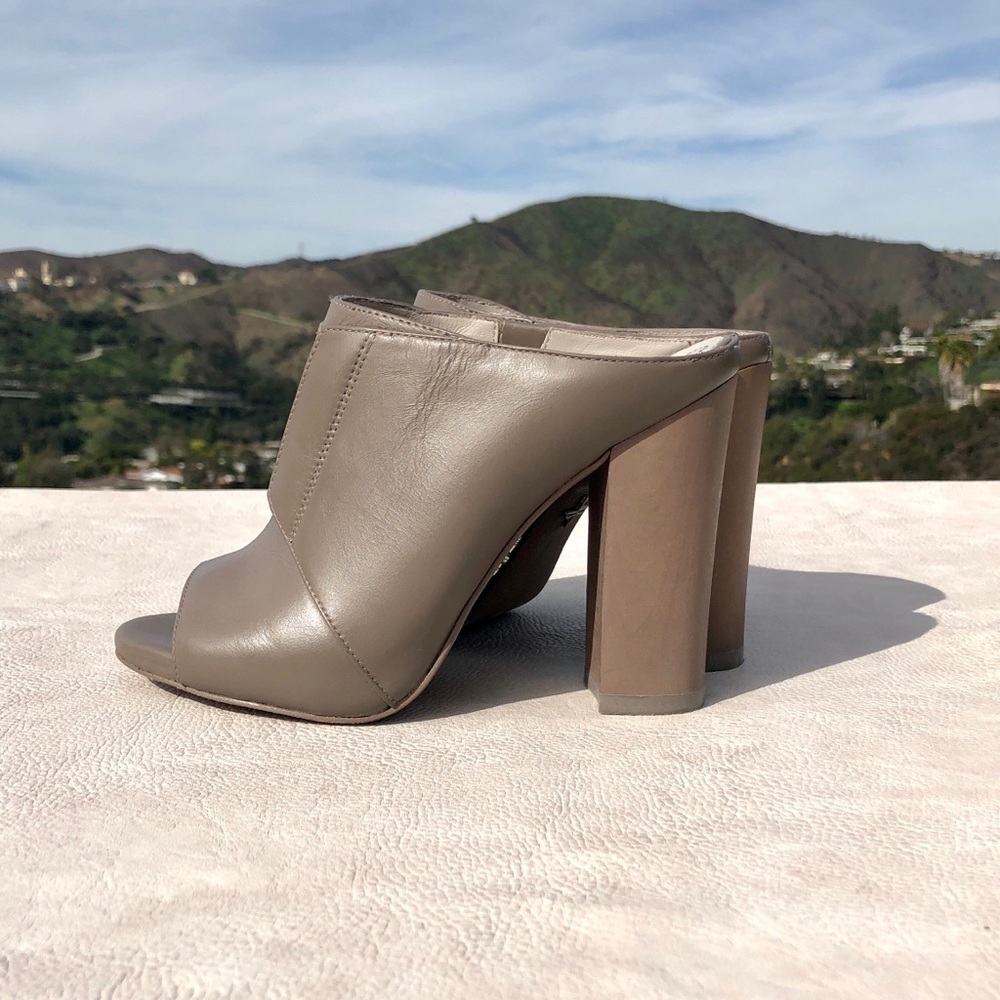 Peep-toe Pour La Victoire ‘Eva’ platform mules